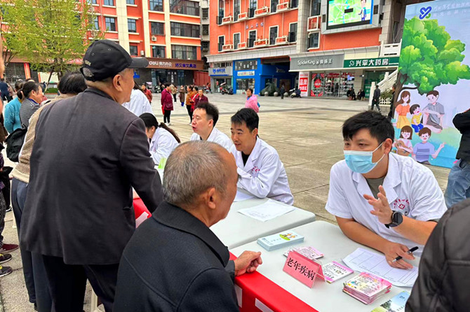 促進(jìn)兒童心理健康，共同守護(hù)美好未來(lái)——南充市身心醫(yī)院開(kāi)展世界精神衛(wèi)生日系列義診宣傳活動(dòng)