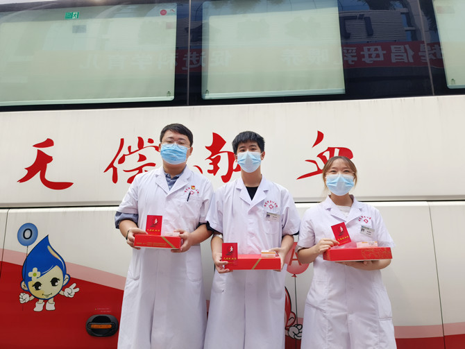 血庫告急  黨員先上——南充市身心醫(yī)院組織開展無償獻(xiàn)血活動(dòng)