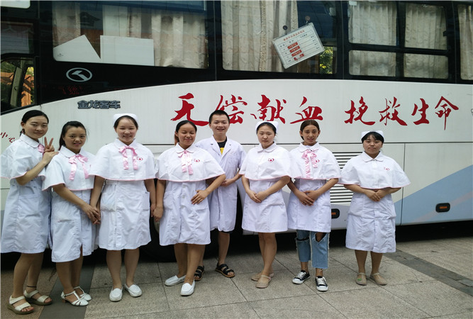 無償獻(xiàn)血，奉獻(xiàn)愛心——我院“四葉草”服務(wù)隊(duì)組織了一場義務(wù)獻(xiàn)血活動(dòng)